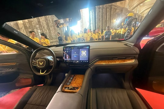 Limousine siêu sang của VinFast lộ thêm ảnh: Logo cánh chim vàng, vách ngăn như Rolls-Royce, ốp gỗ thật