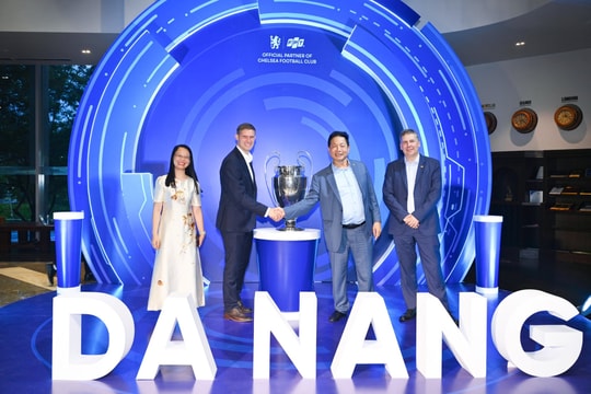 Chủ tịch FPT Trương Gia Bình đích thân đón chiếc cúp danh giá nhất Châu Âu đến Đà Nẵng