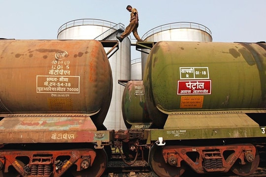 Quyết ‘dí’ Ấn Độ đến cùng vì mua dầu Nga: Quốc gia BRICS khác, vốn là đối trọng lớn nhất của Mỹ, được ông Trump “trao” món quà lớn