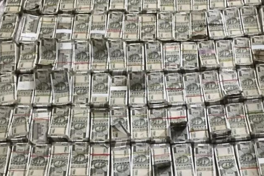 Đột kích nhà kỹ sư hạ tầng nông thôn lương 600.000 đồng/tháng sắp nghỉ hưu, tịch thu 44,8 tỷ tiền mặt chất đống như gạch, nghi phạm tung tiền qua cửa sổ để tẩu tán
