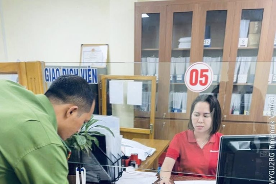 Cụ bà 76 tuổi mang 1 mẩu giấy và 100 triệu đồng tiền tiết kiệm đến ngân hàng để chuyển khoản: Nhân viên Agribank lập tức liên hệ công an đến làm việc