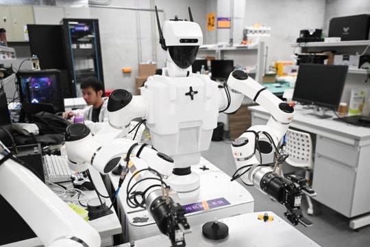 Trung Quốc lại khiến thế giới nể phục: Không chỉ làm việc trong nhà máy, robot giờ đã "tung tăng" vận hành trong các văn phòng, làm việc với con người như đồng nghiệp