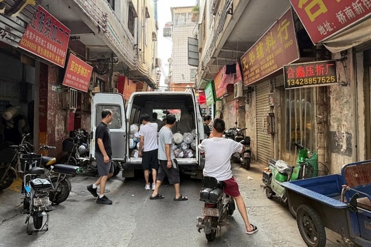 'Bóng ma' thuế quan đeo bám, các nhà máy Trung Quốc bật chế độ sinh tồn, công nhân oằn mình vì lương “thấp vô lý”