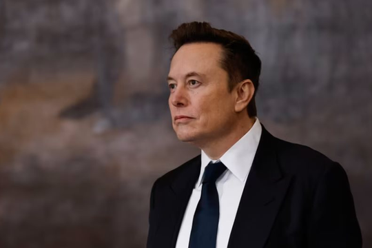 Nóng: Bán xe ô tô ế ẩm, Elon Musk cho Tesla chuyển hướng sang… bán điện