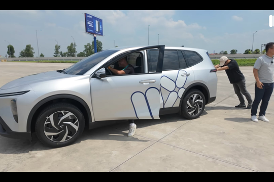 Chạy VinFast Limo Green đến khi phải đẩy bộ, quãng đường tối đa có được như công bố?