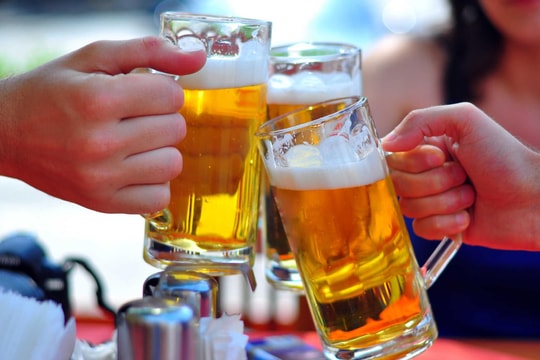 CEO Carlsberg “than khổ” vì áp lực chi tiêu khiến thói quen uống bia của người dân thay đổi