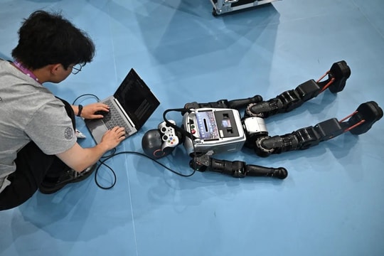 Đấm nhau ngã loạn xạ, nhặt mẩu rác mất đến 17 phút: Robot Trung Quốc vẫn còn là "lũ ngốc nghếch" mà thôi
