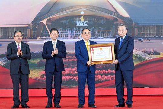 Tổng bí thư Tô Lâm trao Huân chương Lao động hạng Nhất cho Vingroup, ông Phạm Nhật Vượng vinh dự đón nhận