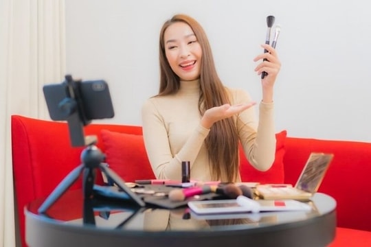 Thời của 'chiến thần' livestream đã qua: Khi FOMO và 'deal hời' không còn là át chủ bài, KOC và nhãn hàng phải làm gì?