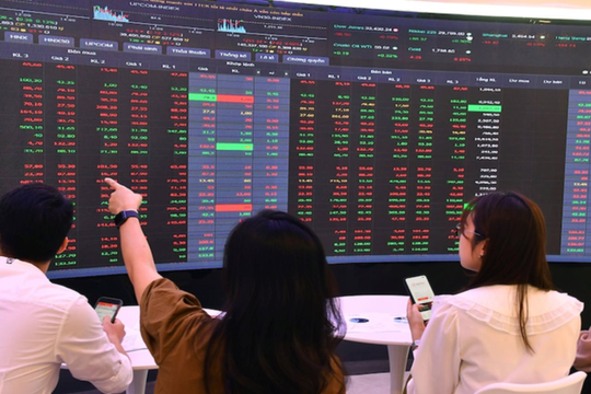 VN-Index “tưng bừng” trên đỉnh lịch sử, loạt công ty chứng khoán lớn triệu tập họp bất thường