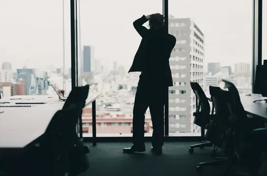 1/5 doanh nghiệp giảm tuyển dụng nửa cuối năm 2025: CEO coi sa thải là ‘thành tựu’ tiết kiệm, dân văn phòng và công nghệ tăng lương chậm hơn cả nghề pha chế