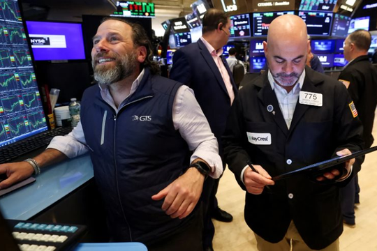 Chứng khoán Mỹ tăng dựng đứng, Dow Jones nhảy vọt 900 điểm, xác suất Fed cắt giảm lãi suất ﻿tháng tới trên 90% sau phát biểu của ông Powell