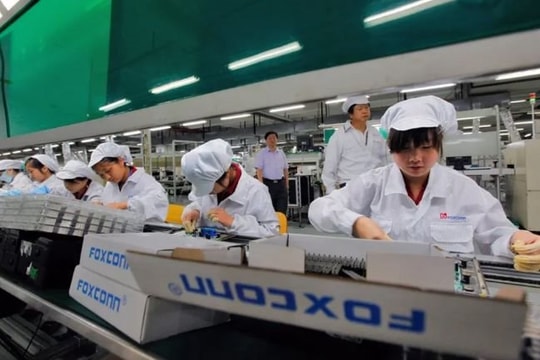 Foxconn tức tốc tuyển công nhân lắp iPhone 17: Trả 100 nghìn đồng/giờ, thưởng thêm gần 30 triệu nếu làm đủ 3 tháng 