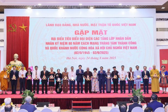 Doanh nhân Đỗ Quang Hiển được vinh danh nhờ thành tích xuất sắc đóng góp cho cộng đồng