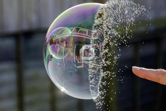 Giá giảm hơn 80%, một loại bong bóng vừa vỡ ở nền kinh tế ngay cạnh Việt Nam?
