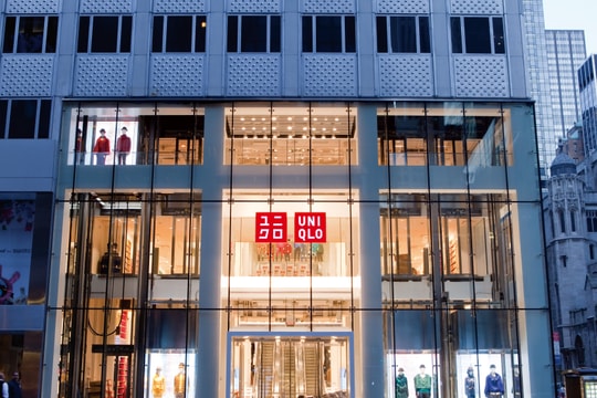 Điểm yếu chí mạng của Uniqlo: Phải đỡ trên vai cả một đế chế, gánh còng lưng nuôi tập đoàn mẹ