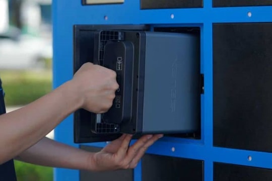 Chuyện gì đây: Hàng trăm cửa hàng FPT Shop "biến" thành trạm sạc ô tô điện, tủ đổi pin xe máy điện