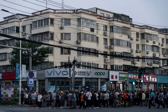 Buồn cho những người bị bỏ lại phía sau tại nền kinh tế lớn thứ 2 thế giới: Mất việc vì “quá tuổi”, lên thủ đô tìm việc từ tờ mờ sáng, “việc ít, người đông”, tiền công lại bị môi giới cắt xén  