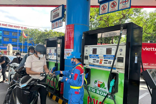 Giá xăng E10 giảm hơn 1.800 đồng một lít