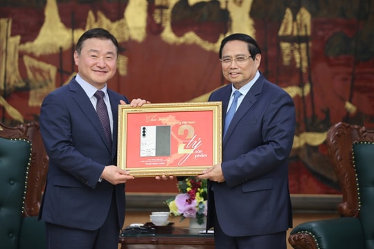 Gặp Thủ tướng, CEO Samsung điện tử nhắc đến "điều đặc biệt" về một chiếc điện thoại "made in Vietnam"