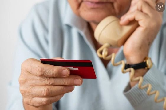 Cụ ông 80 tuổi ở Hà Nội đến ngân hàng rút toàn bộ sổ tiết kiệm nhưng bị từ chối làm thủ tục