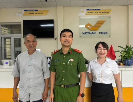 Cụ ông 80 tuổi ở Hà Nội đến ngân hàng rút toàn bộ sổ tiết kiệm nhưng bị từ chối làm thủ tục