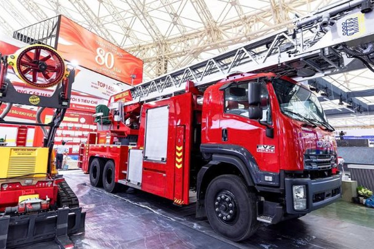 Chiếc xe thang cứu hoả đồ sộ tại Triển lãm A80: Ai đứng sau?