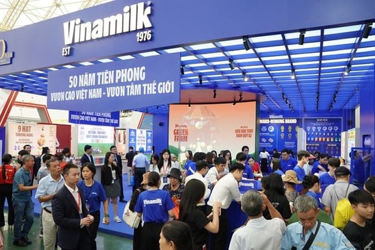 Hàng dài khách tham quan xếp hàng đợi trải nghiệm gian hàng Vinamilk
