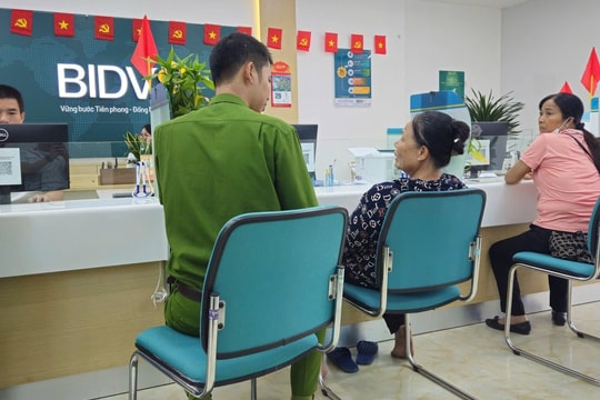 Đã thanh toán phí ship 30K, cụ bà 61 tuổi tiếp tục đến ngân hàng BIDV chuyển khoản 600 triệu đồng để mua hàng: Công an xã tìm đến tận nơi để làm việc