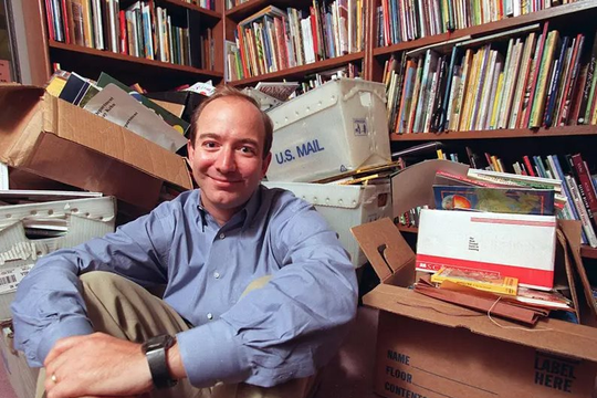 Triết lý 'làm bàn bằng ván cửa' của Jeff Bezos khiến Amazon hụt hơi trong kỷ nguyên AI
