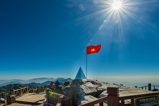 “Vượt nắng, thắng mưa”, chứng khoán Việt Nam lập đỉnh mới, VN-Index tiến sát mốc 1.700 điểm