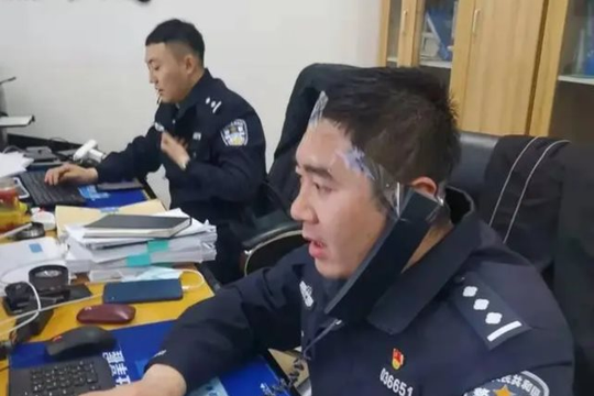 Nhận được cuộc gọi lừa đảo nêu đúng họ tên, số hiệu sĩ quan, anh cảnh sát làm theo thì lại lập công lớn