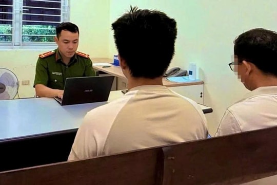 Nam sinh 2003 ở Hà Nội gọi điện nhờ gia đình chuyển khoản 150 triệu đồng, vài phút sau bị công an đưa đi 