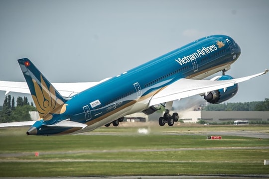 Thu nhập lãnh đạo Vietnam Airlines tăng 25%, Chủ tịch và TGĐ nhận 700 - 800 triệu trong 6T2025, vẫn thấp hơn Thai Airways và 'thua xa' Singapore Airlines