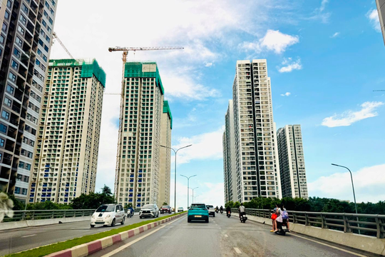 Lượng tiền dồi dào trên thị trường đang “thổi bùng” cơn sốt bất động sản