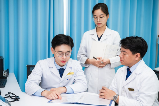 Tỷ phú Phạm Nhật Vượng bỏ 1.300 tỷ đồng để chiêu mộ bác sĩ nội trú: Bao trọn học phí hơn 900 triệu đồng/năm, còn phát thêm 10 triệu/tháng