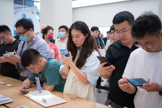 Cứ thấy điện thoại nào cấu hình hoành tráng là đắt mấy cũng mua, người Việt đã "bị lừa" suốt bao năm qua?