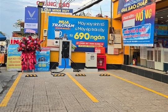 Tỷ phú Phạm Nhật Vượng "bắt tay" ông Nguyễn Đức Tài triển khai hơn 2.000 trạm sạc, điểm đổi pin VinFast tại cửa hàng Thế Giới Di Động