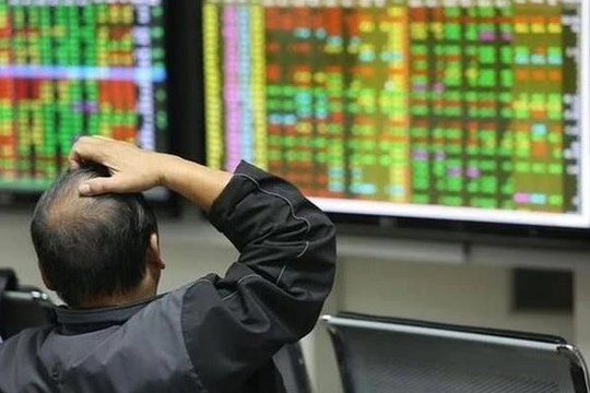 Khối ngoại tiếp đà bán ròng hơn 1.400 tỷ phiên đầu tuần, cổ phiếu nào là tâm điểm "xả hàng"?