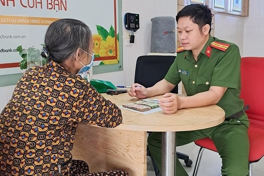 Vừa chuyển khoản thành công 16 triệu đồng cho con gái, người phụ nữ U70 liền báo công an