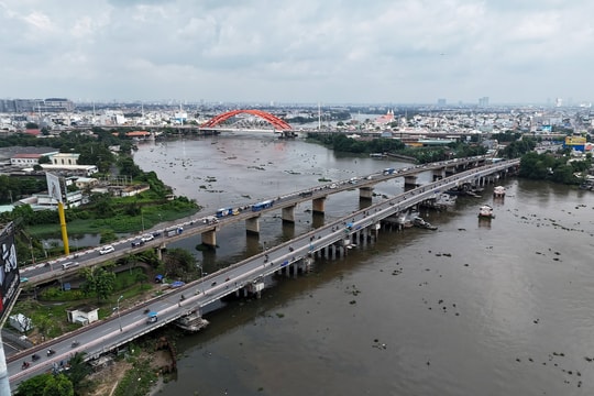 Chưa từng có tiền lệ ở Việt Nam: "Thần đèn" nâng cây cầu nặng 11.000 tấn lên cao thêm 1m, DN nào đứng sau? 