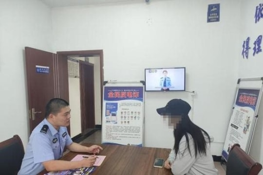 Cung cấp số tài khoản cho công ty để nhận lương, cô gái sinh năm 2000 bất ngờ nhận được hàng loạt “giấy báo nợ”, bị phong toả thẻ ngân hàng