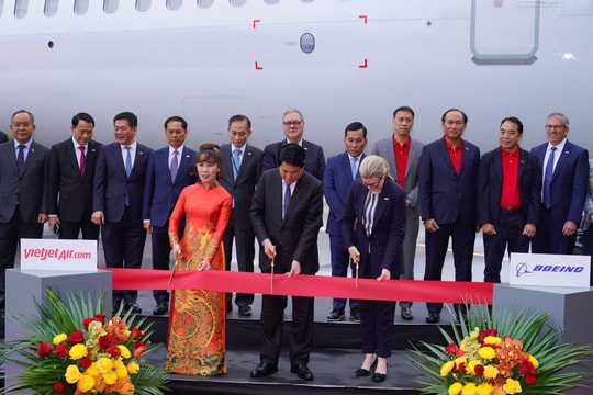 Tập đoàn của tiến sĩ Nguyễn Thị Phương Thảo nhận bàn giao tàu bay Boeing 737-8 đầu tiên trong đơn hàng trị giá 32 tỷ USD