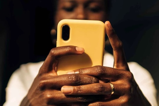 Không dễ như Việt Nam, ở quốc gia này iPhone là biểu tượng "quyền quý": Để dành 40 tháng lương mới mua nổi