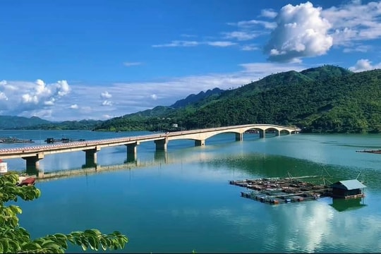 Cây cầu 100% 'hàng nội' bắc ngang sông Đà, trụ cầu 105m cao nhất Việt Nam: DN nào đứng sau?