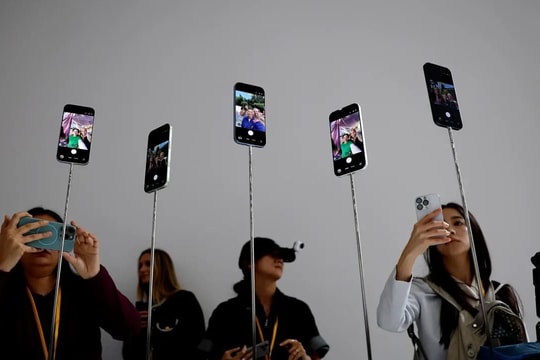 "Cơn địa chấn" ở Việt Nam là lời cảnh tỉnh: Samsung, iPhone cần rũ mác sang chảnh, bán điện thoại rẻ hơn?