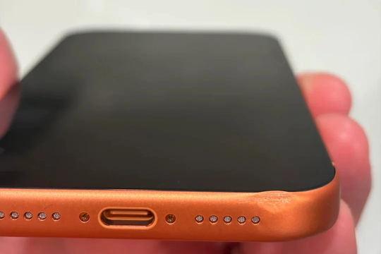 iPhone 17 Pro xước như một “món đồ nhái rẻ tiền”: Apple quá coi thường người dùng, sao cứ cố mua làm gì?
