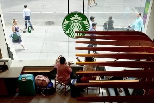 Starbucks tiếp tục sa thải gần 1.000 nhân viên, đóng 400 cửa hàng: Thiệt hại lên tới 1 tỷ USD!