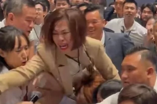 Vụ môi giới trèo cả lên bàn giật phiếu mua căn hộ ở TP HCM, chủ đầu tư nói "Chỉ là một khoảnh khắc ngắn"