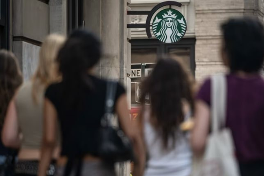 Từng có thời kỳ 2 cửa hàng nằm đối diện nhau trên một con phố, Starbucks nay phải đóng hàng trăm địa điểm: Khó khăn bủa vây ông lớn ngành cà phê